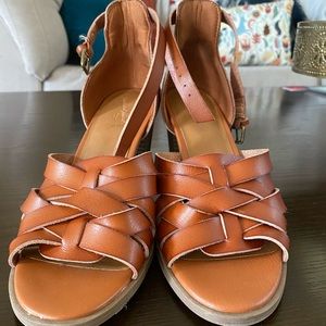 Universal thread platform sandals